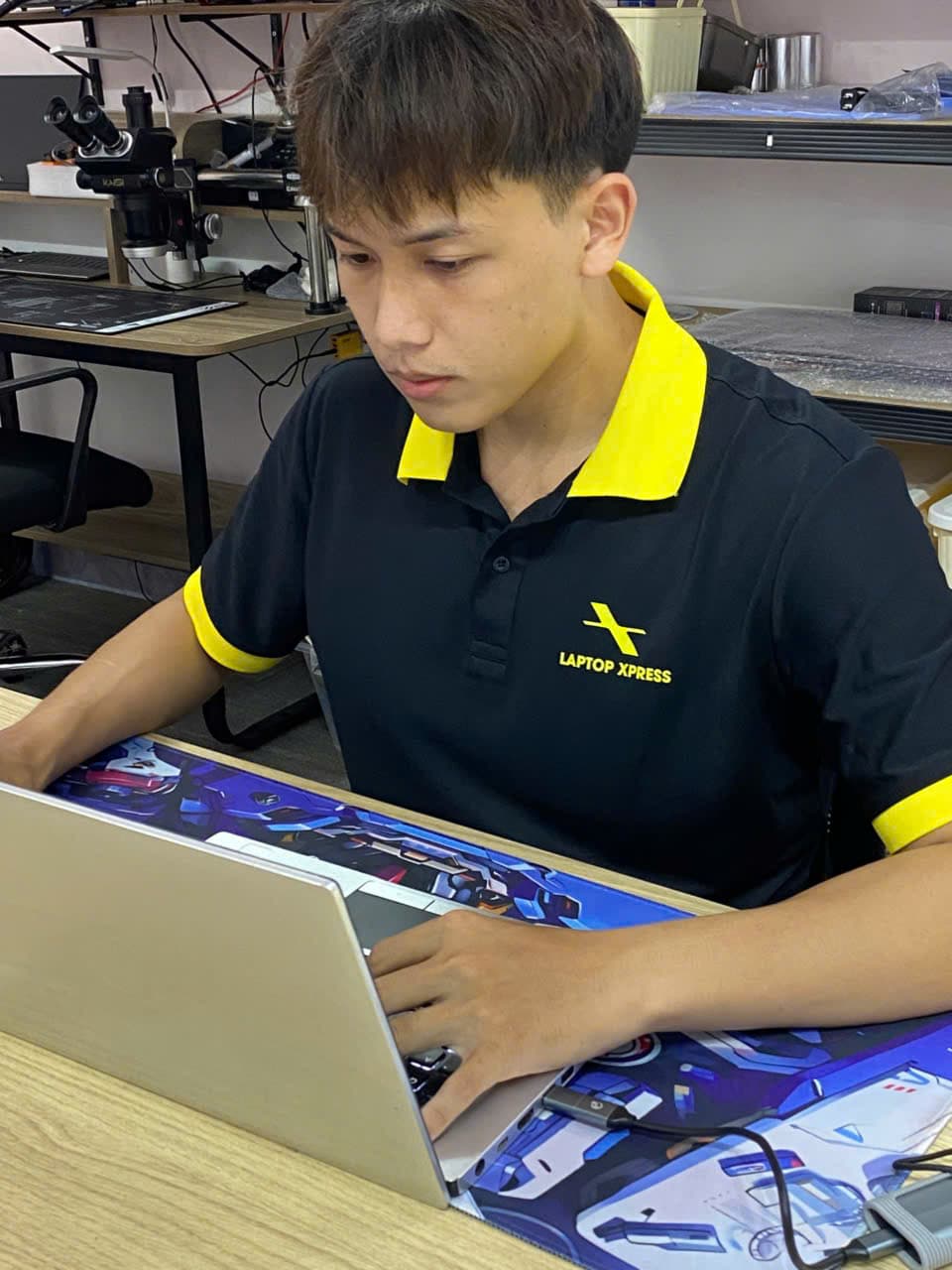 Kỹ thuật viên Laptop XPress kiểm tra laptop sau sửa chữa